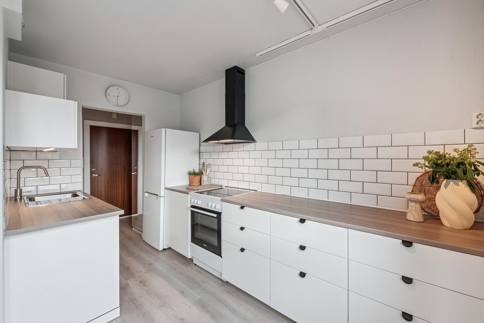 Pent kjøkken med IKEA med god skap- og spiseplass. Galleribilde
