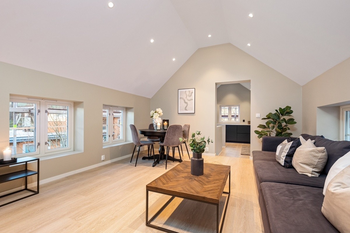 Spisebord og stoler følger også med.(2.etg) Galleribilde