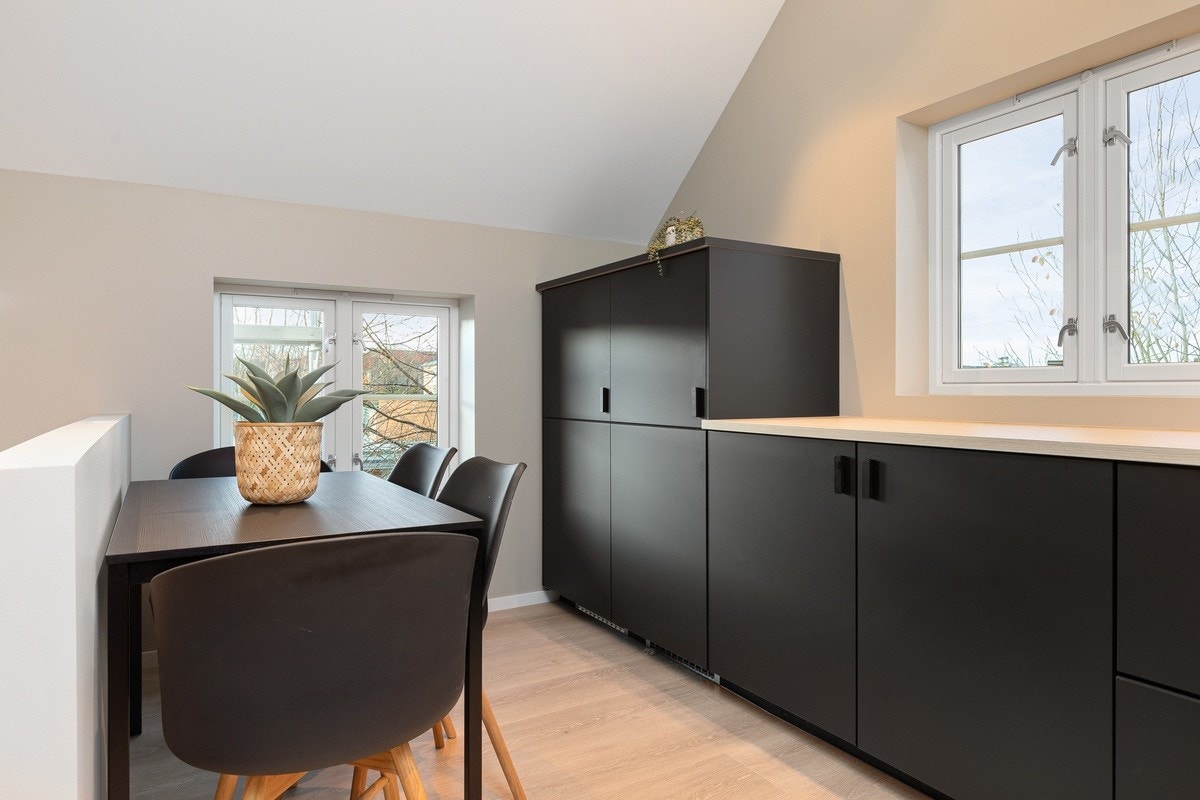 Romslig kjøkken med kjøkkenbord og stoler (2.etg) Galleribilde