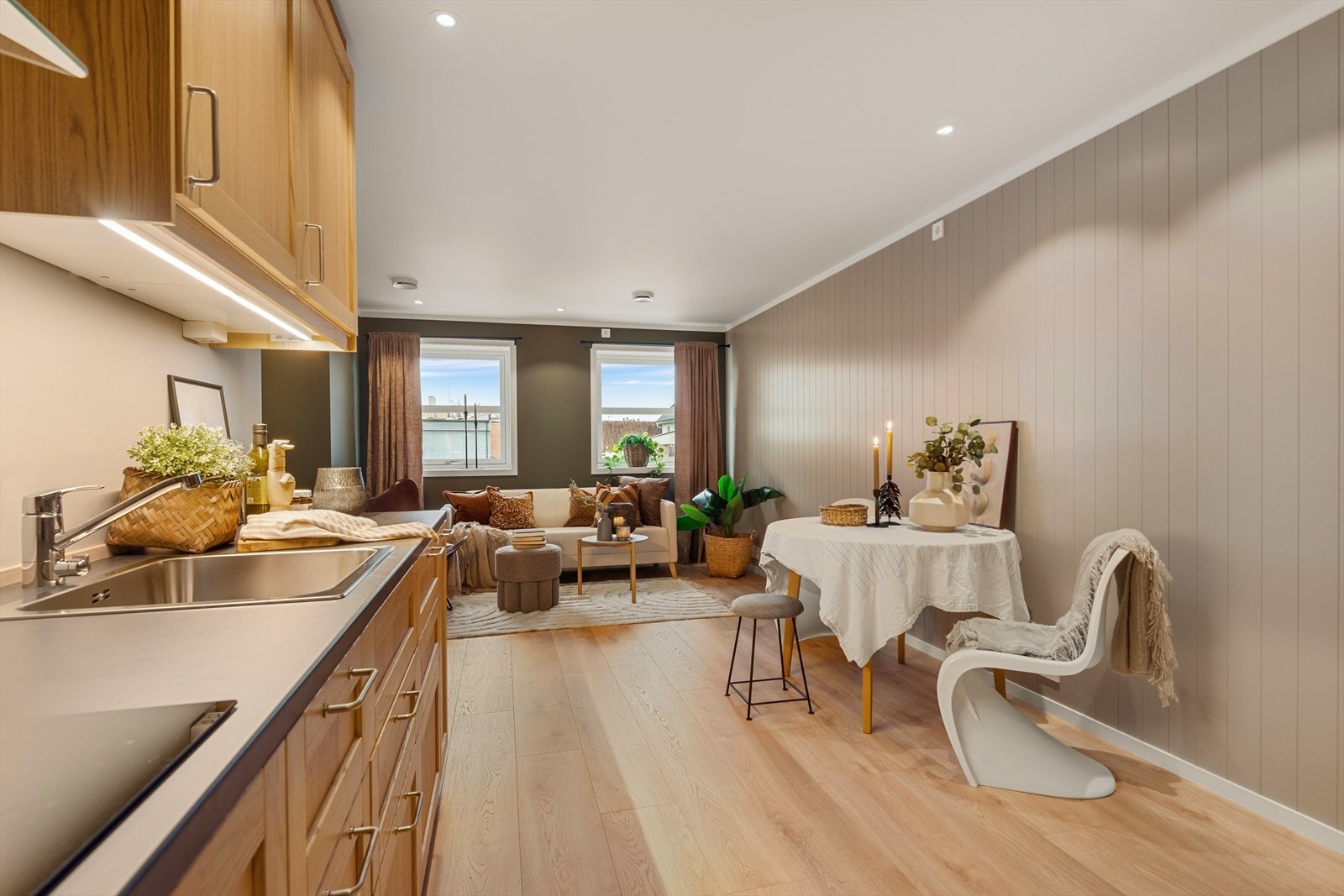 Flott benkeplass og god plass til matlaging og baking etc - Gode lysinstallasjoner og ventilasjon Galleribilde