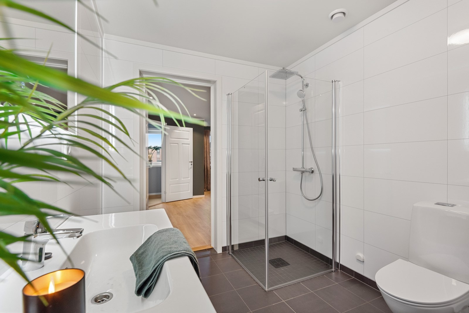 Bad - Meget praktisk og nedfelt dusjhjørne - Fliser på gulv med gulvvarme - Svingbare dusjvegger Galleribilde