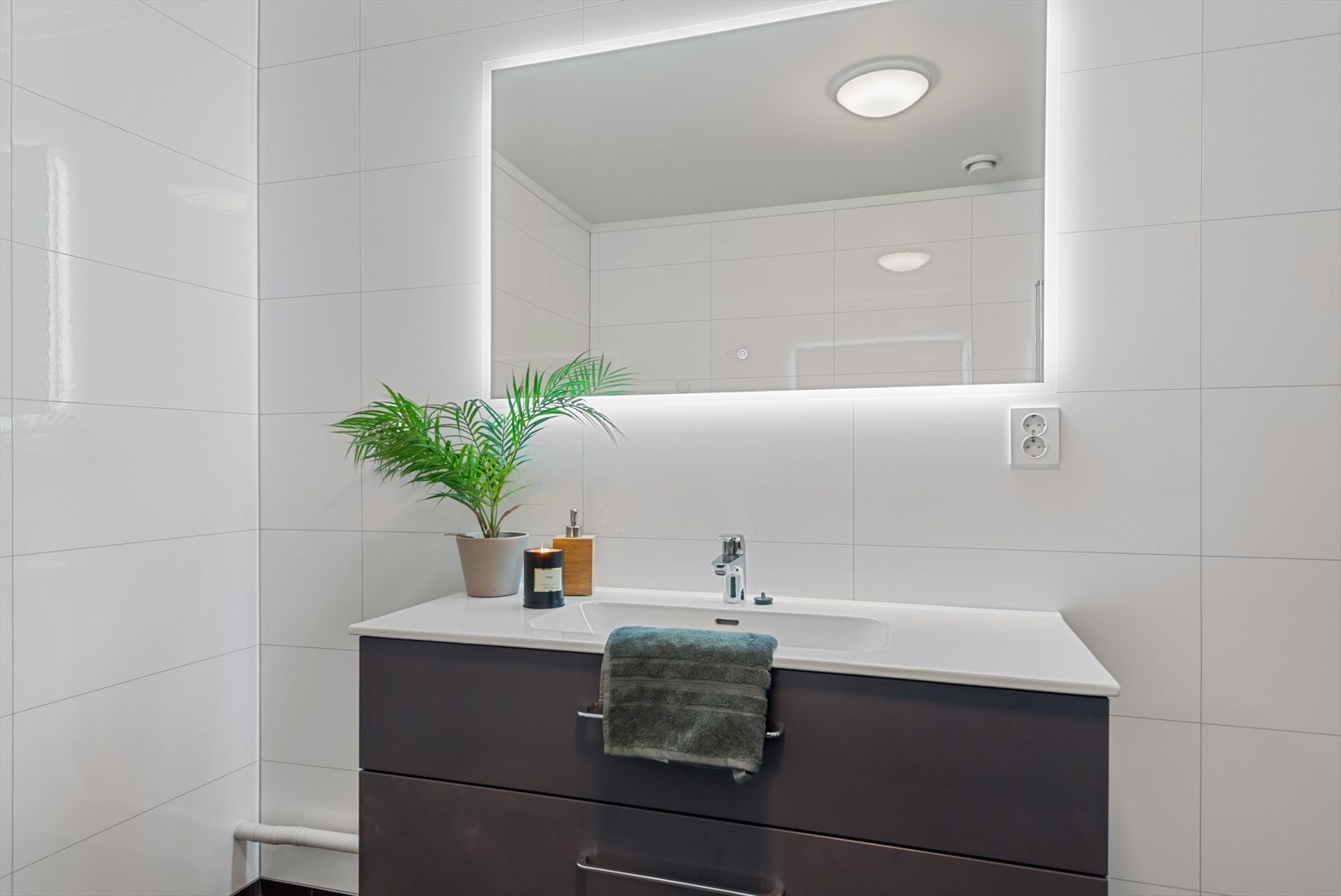 Bad - Flott speil med belysning rundt - Nedfelt vask i en praktisk baderomsinnredning Galleribilde