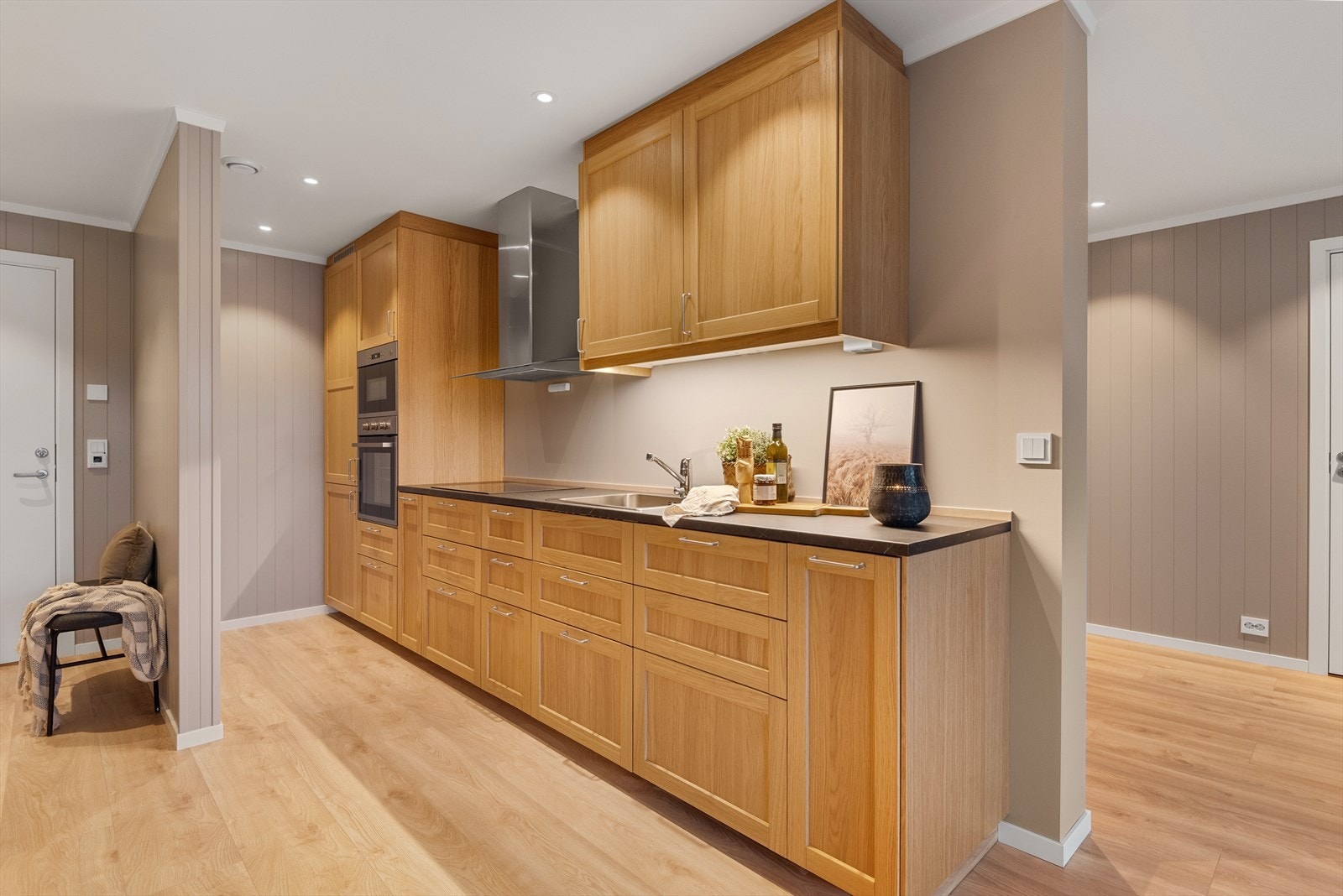 Kjøkken av god kvalitet - Alt nytt og ubrukt, kjøleskap med fryser, oppvaskmaskin, stekeovn, micro, koketopp Galleribilde