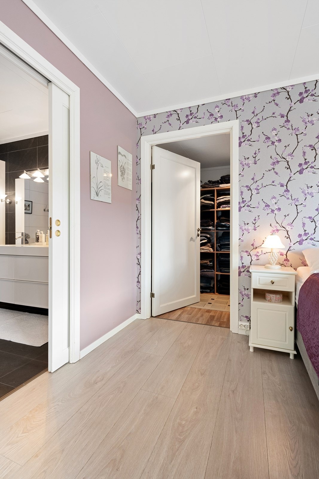 Soverommet har også walk-in-garderbobe Galleribilde