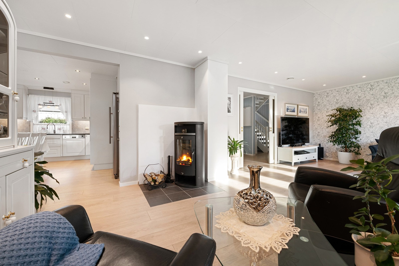 Nyt lyden og varmen av knitring i peisen Galleribilde