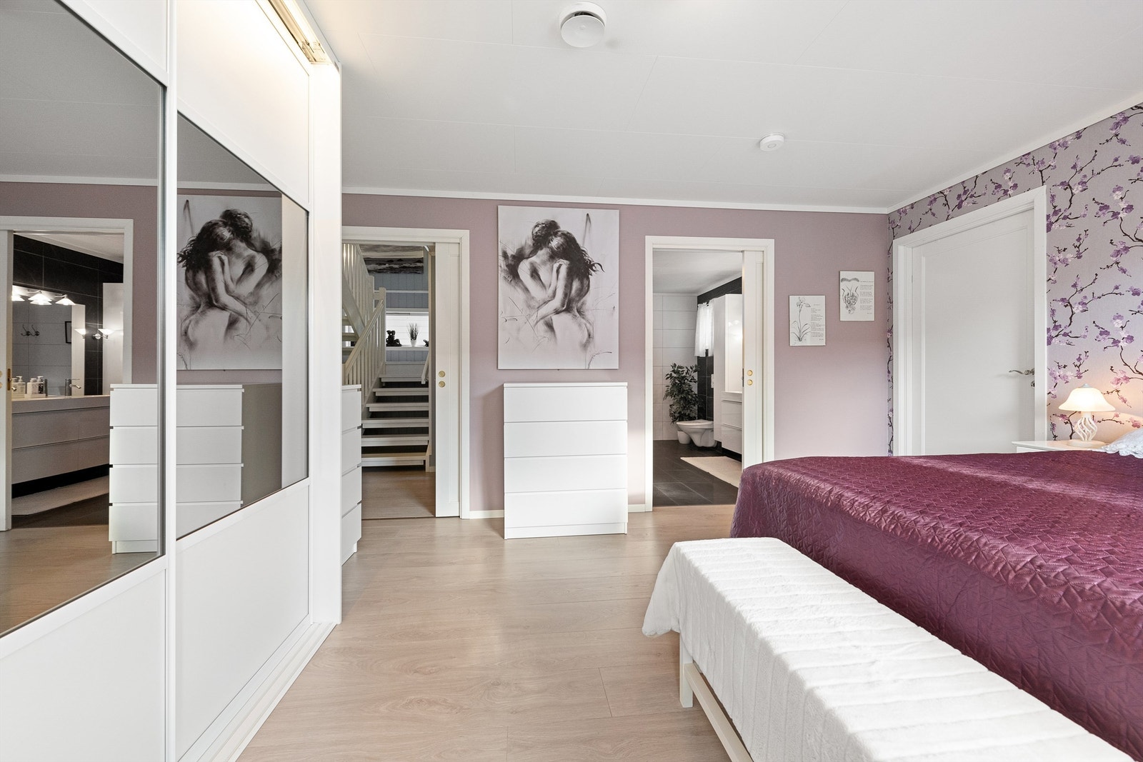 I 1. etasje er det ett stort soverom med skyvedørsgarderobe og egen inngang til badet Galleribilde