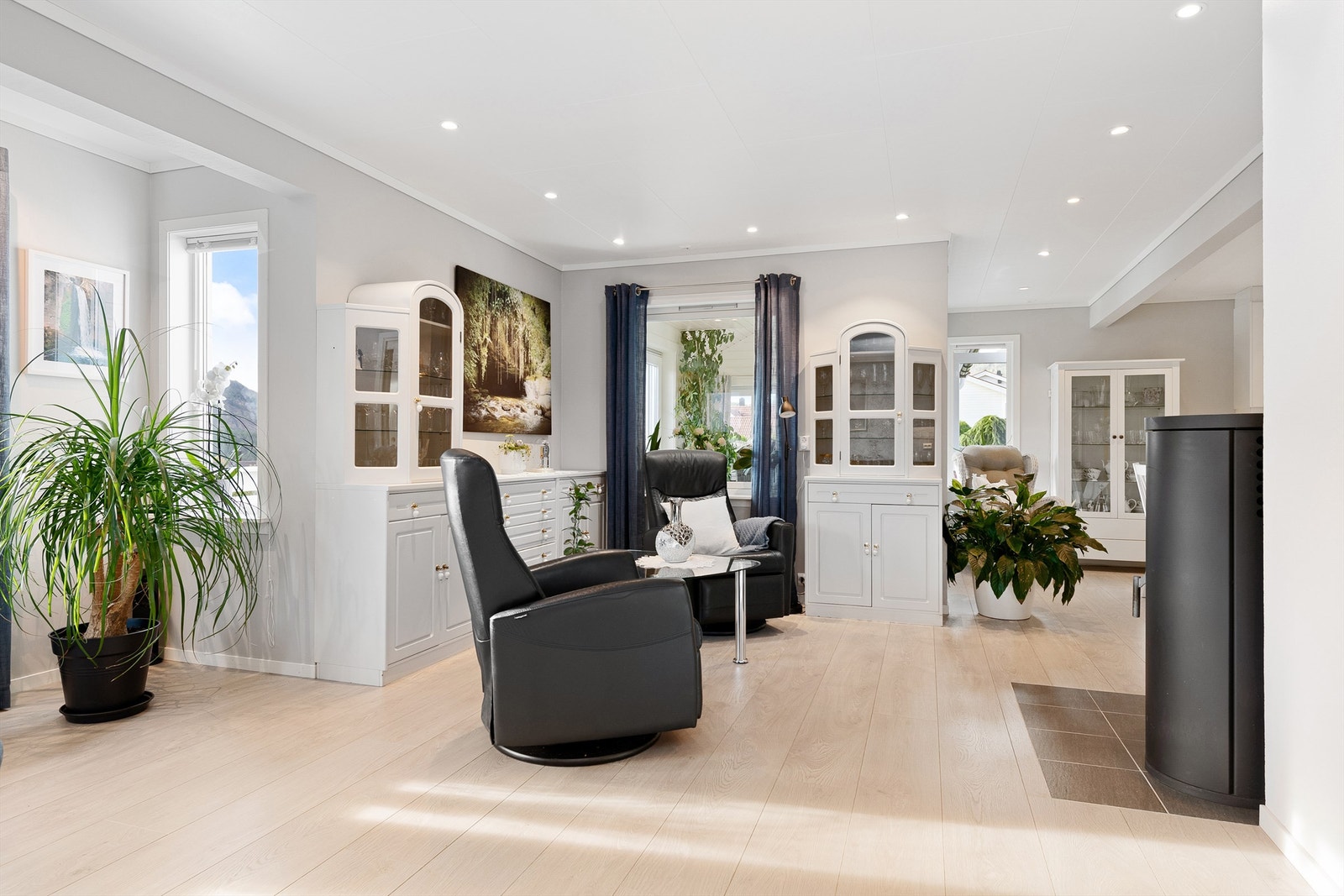 Koselig sittegruppe ved peisen Galleribilde