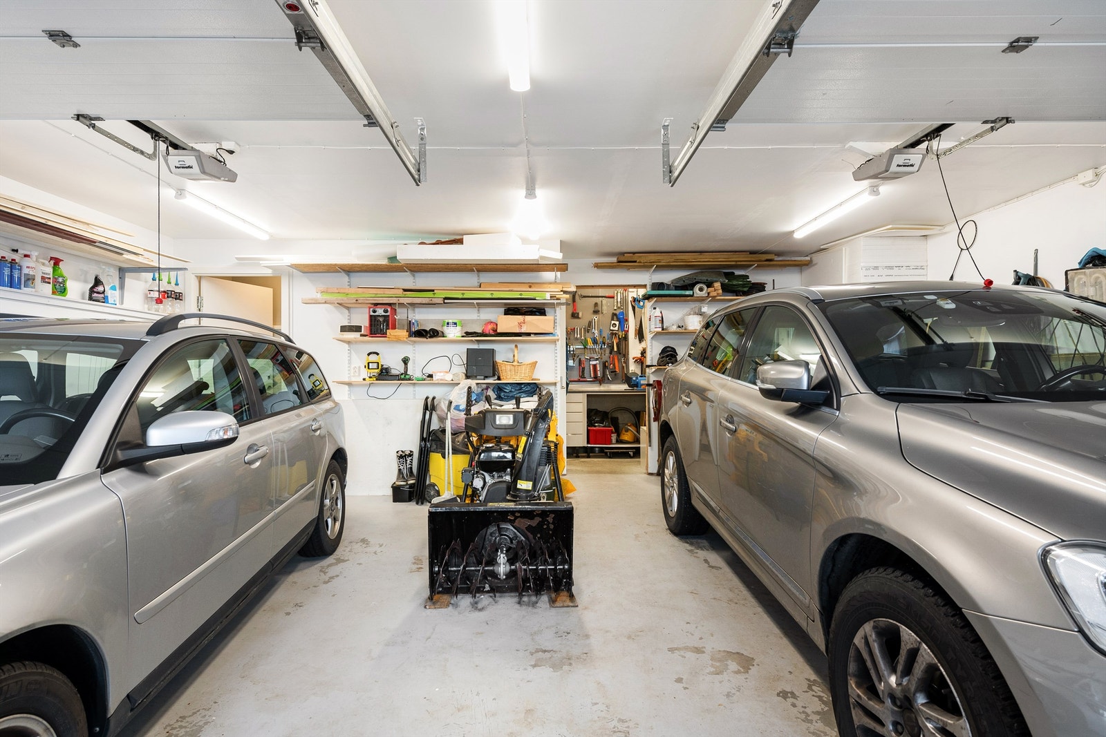 Garasjen er romslig med el-port og innlagt lys og strøm Galleribilde