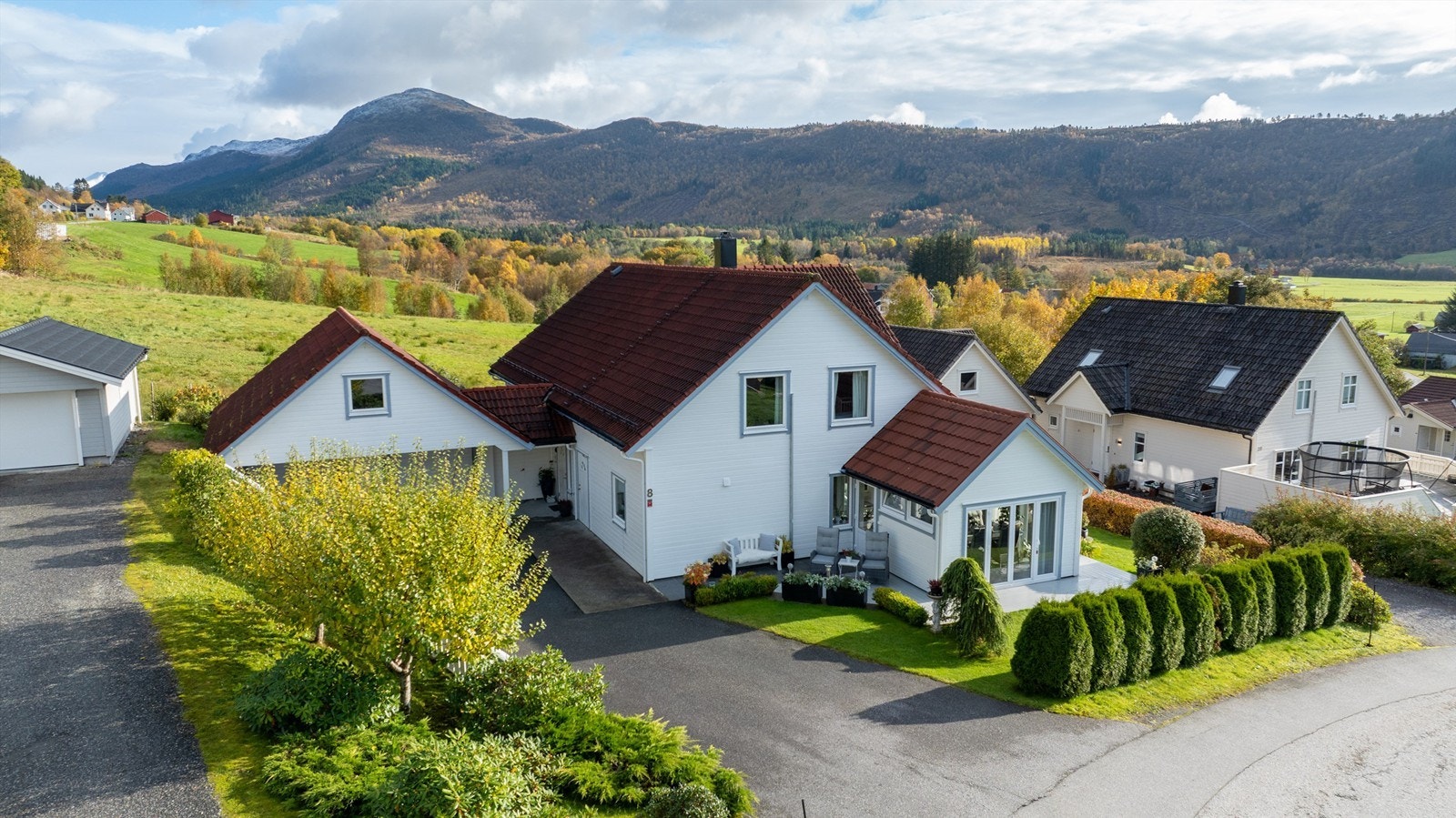 En meget fin og velholdt enebolig med dobbelgarasje Galleribilde