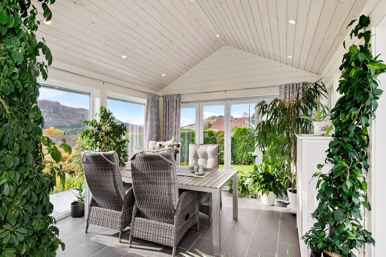 En idyllisk plass å sitte morgen og kveld året rundt Galleribilde