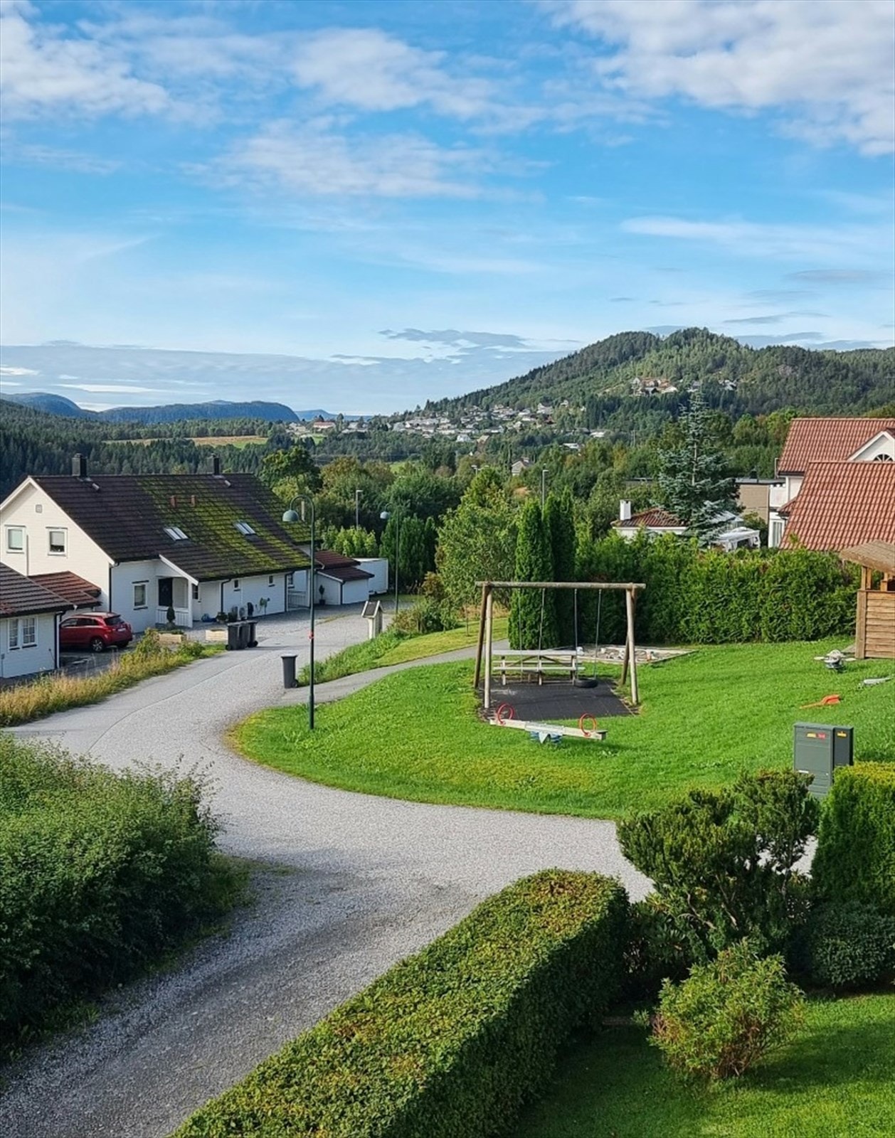 Utsikt mot vatneeidet og lekeplass like ved boligen Galleribilde