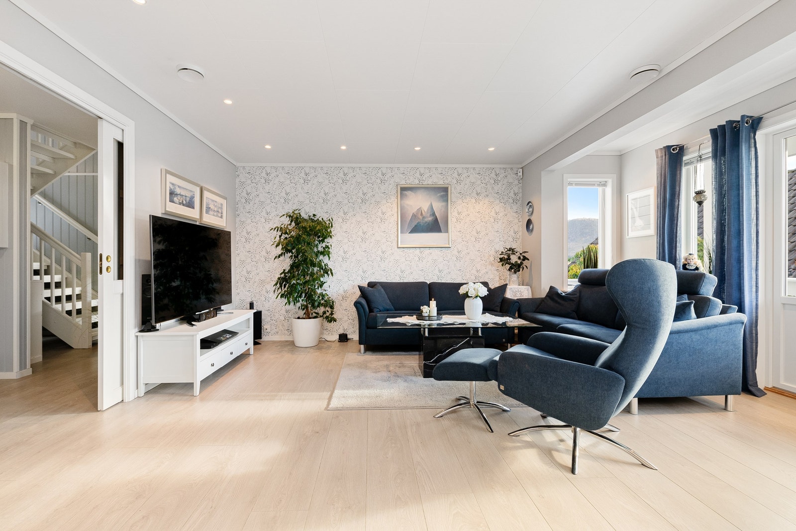 Lyse fine farger og god plass til sofagruppe for hele familien Galleribilde