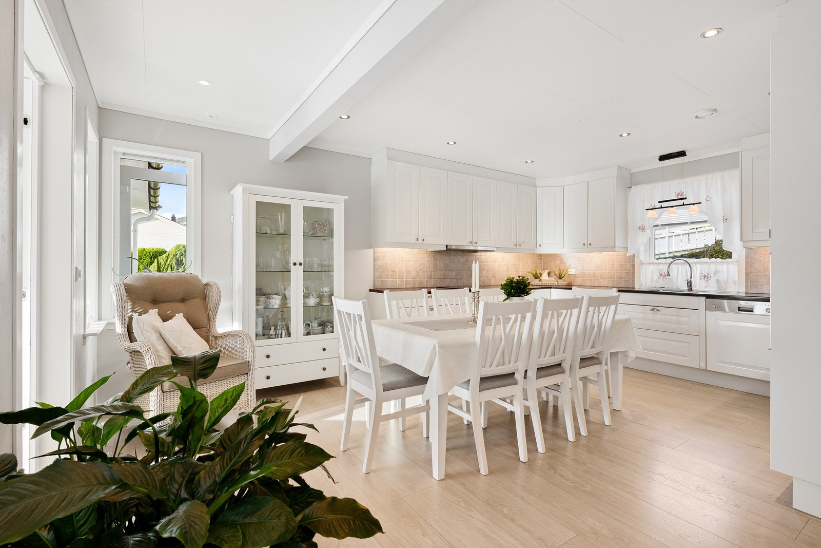 Her er god plass til spisegruppe og samtidig plass til å manøvrere seg rundt på kjøkkenet Galleribilde