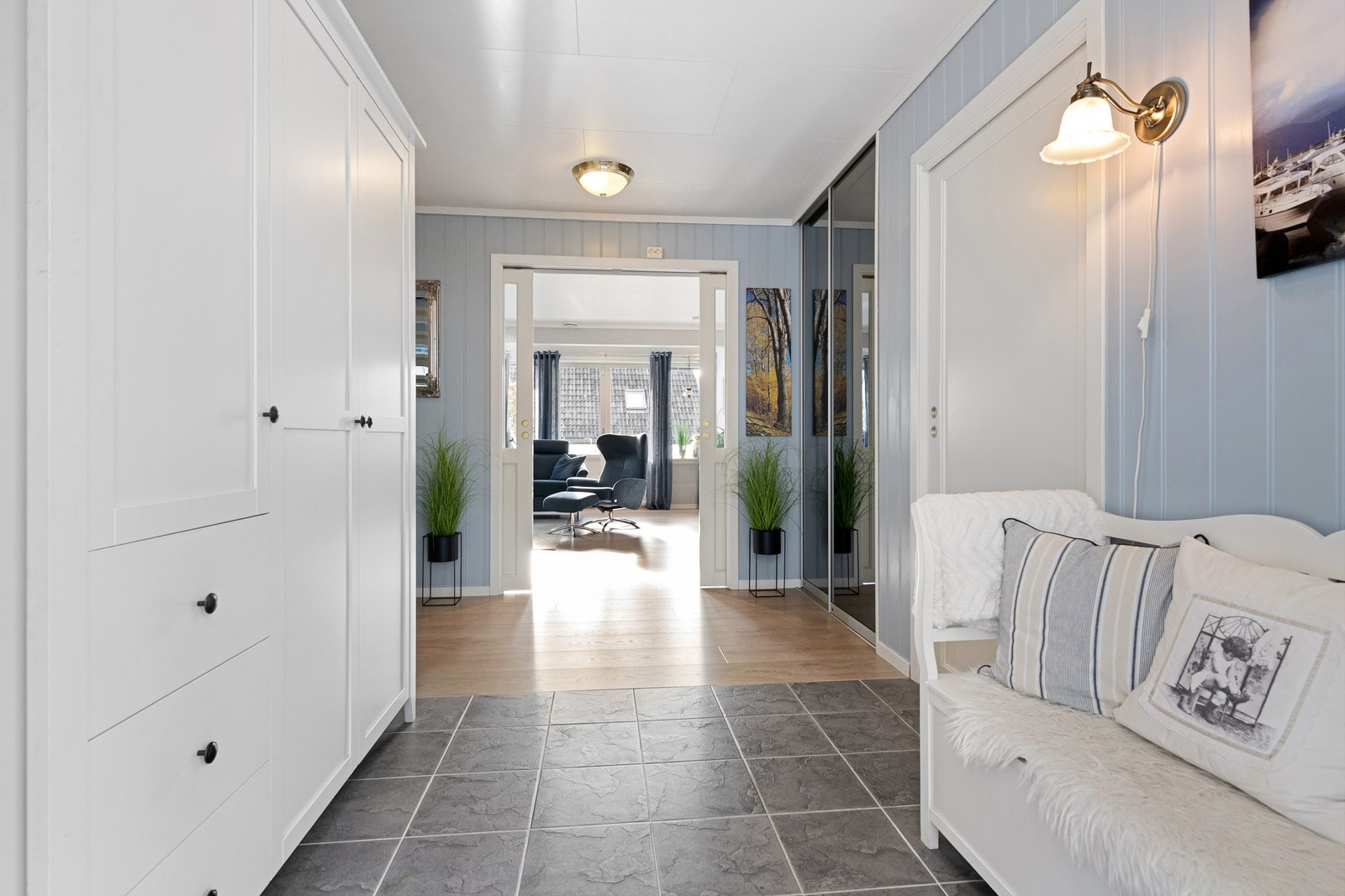 Romslig flislagt entré med plass til både skap og skyvedørsgarderobe Galleribilde