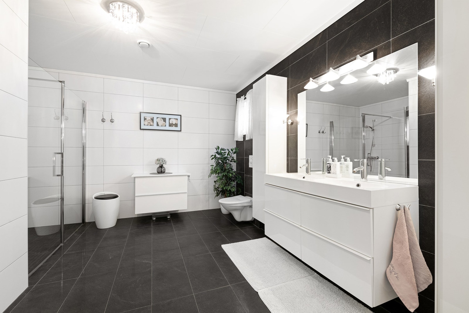 Lekkert bad av svært god størrelse i 1. etasje som ble renovert i 2013 Galleribilde