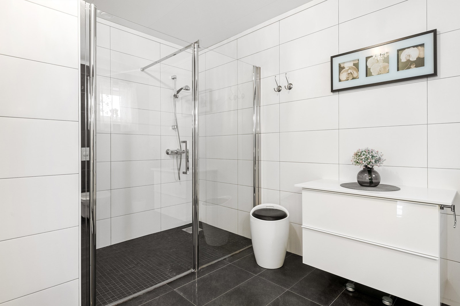 Veggmonterte glassdører til dusjnisje Galleribilde