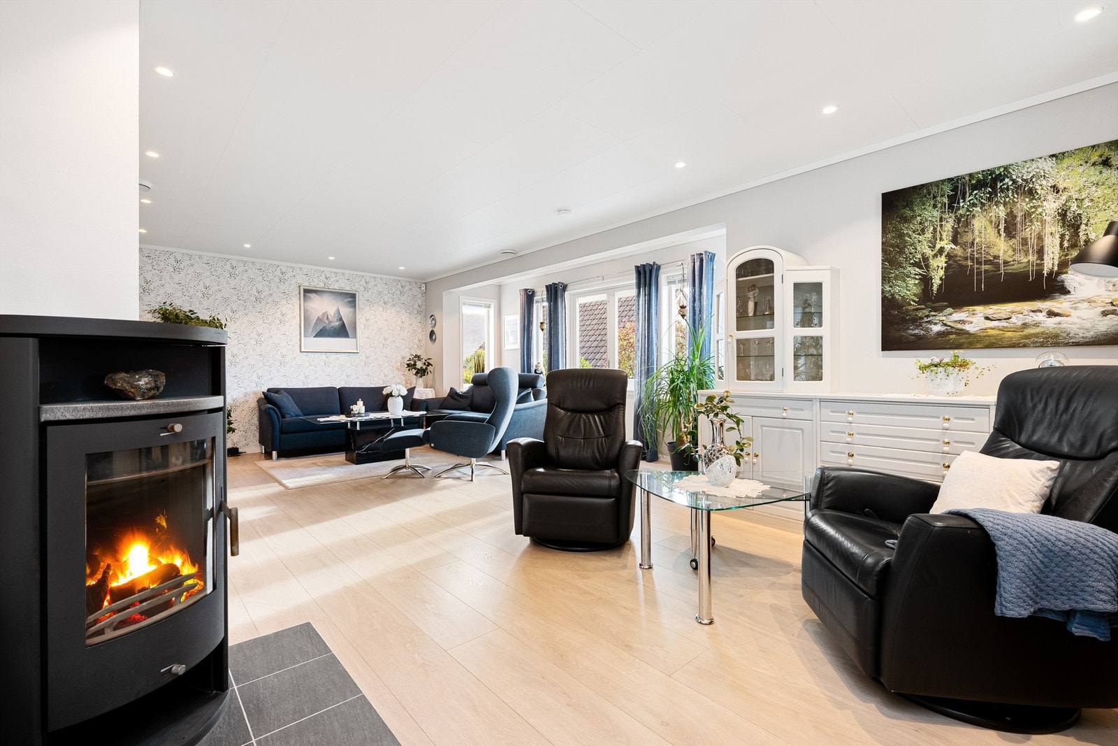 Koselig sittegruppe ved peisen Galleribilde