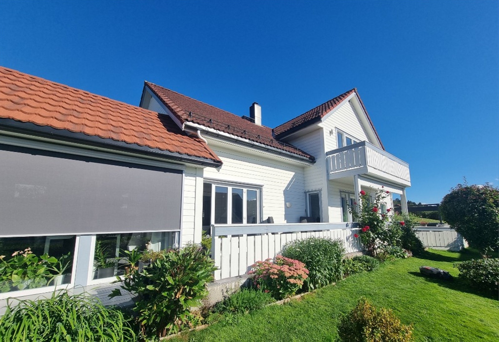 Boligen er innholdsrik og byr på vinterhage, stor terrasse og hage Galleribilde