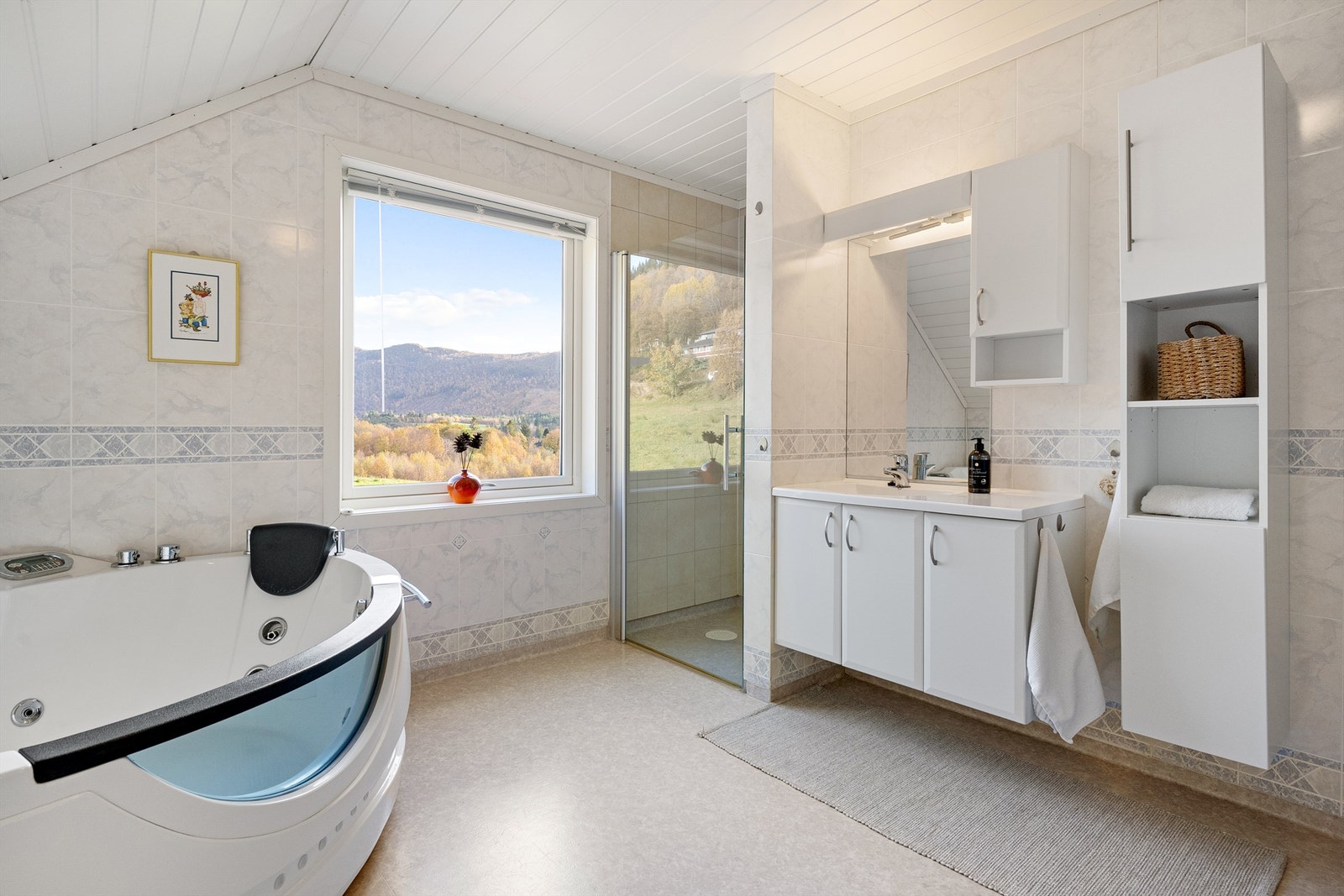 Her er både dusj og boblekar Galleribilde