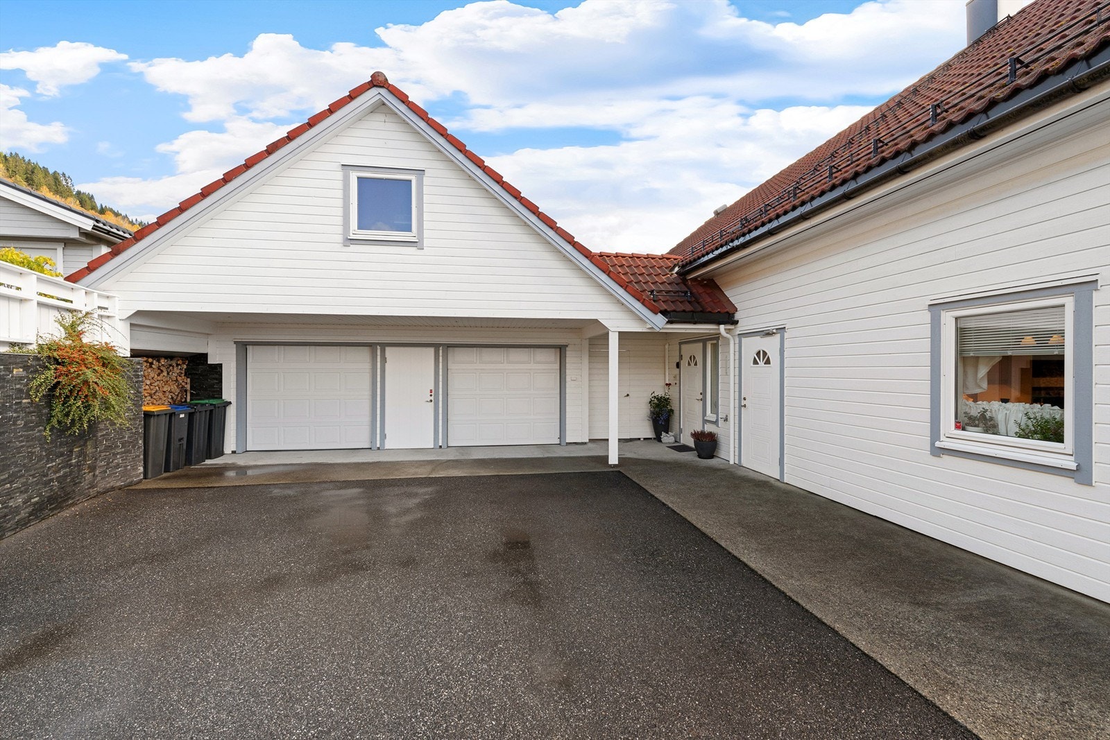 Dobbelgarasje med bod i bakkant og innredet loft Galleribilde