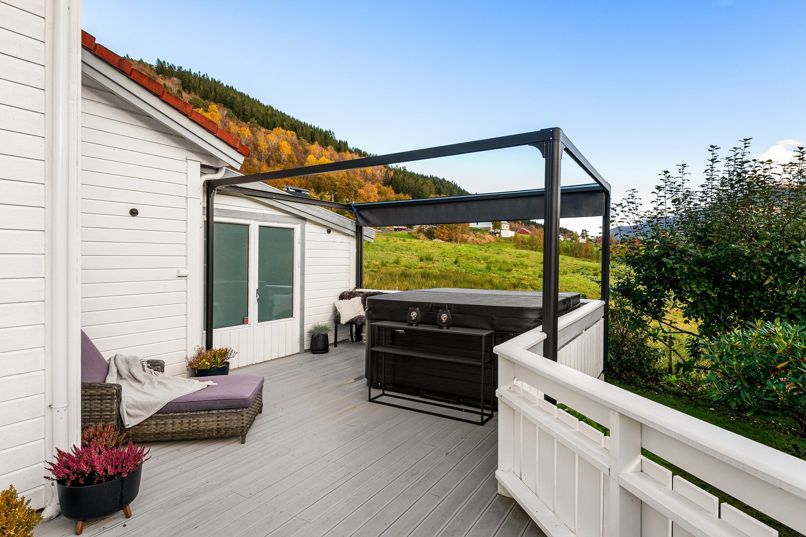 Finn kvilen i boblebadet med noe kaldt i glasset Galleribilde