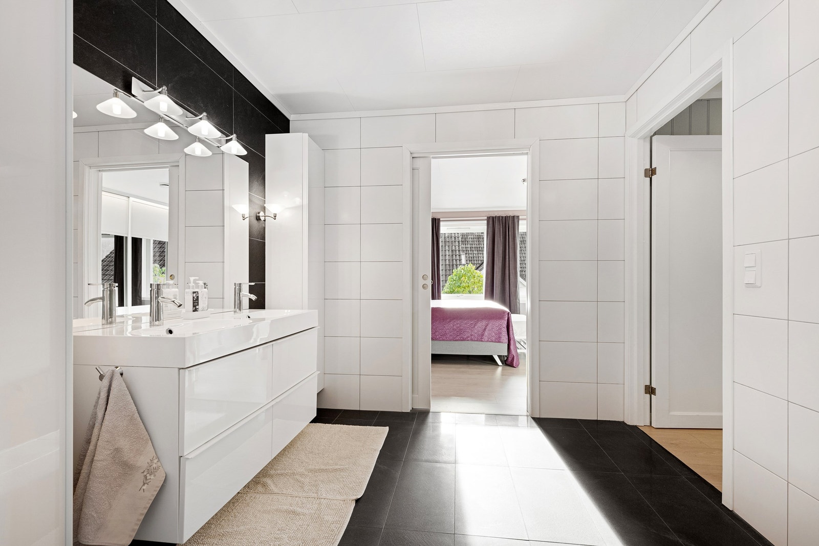 Baderomsinnredning med dobbelservant, underskap med skuffer og to høyskap Galleribilde