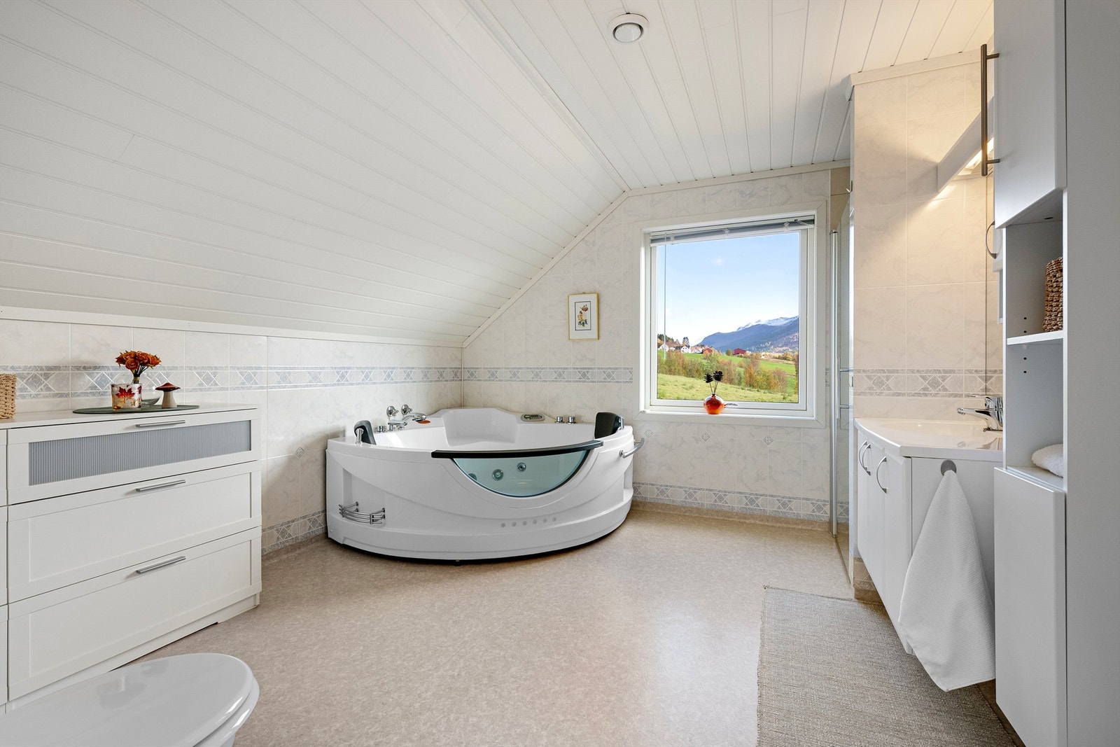 Badet i 2. etasje er også av god størrelse Galleribilde