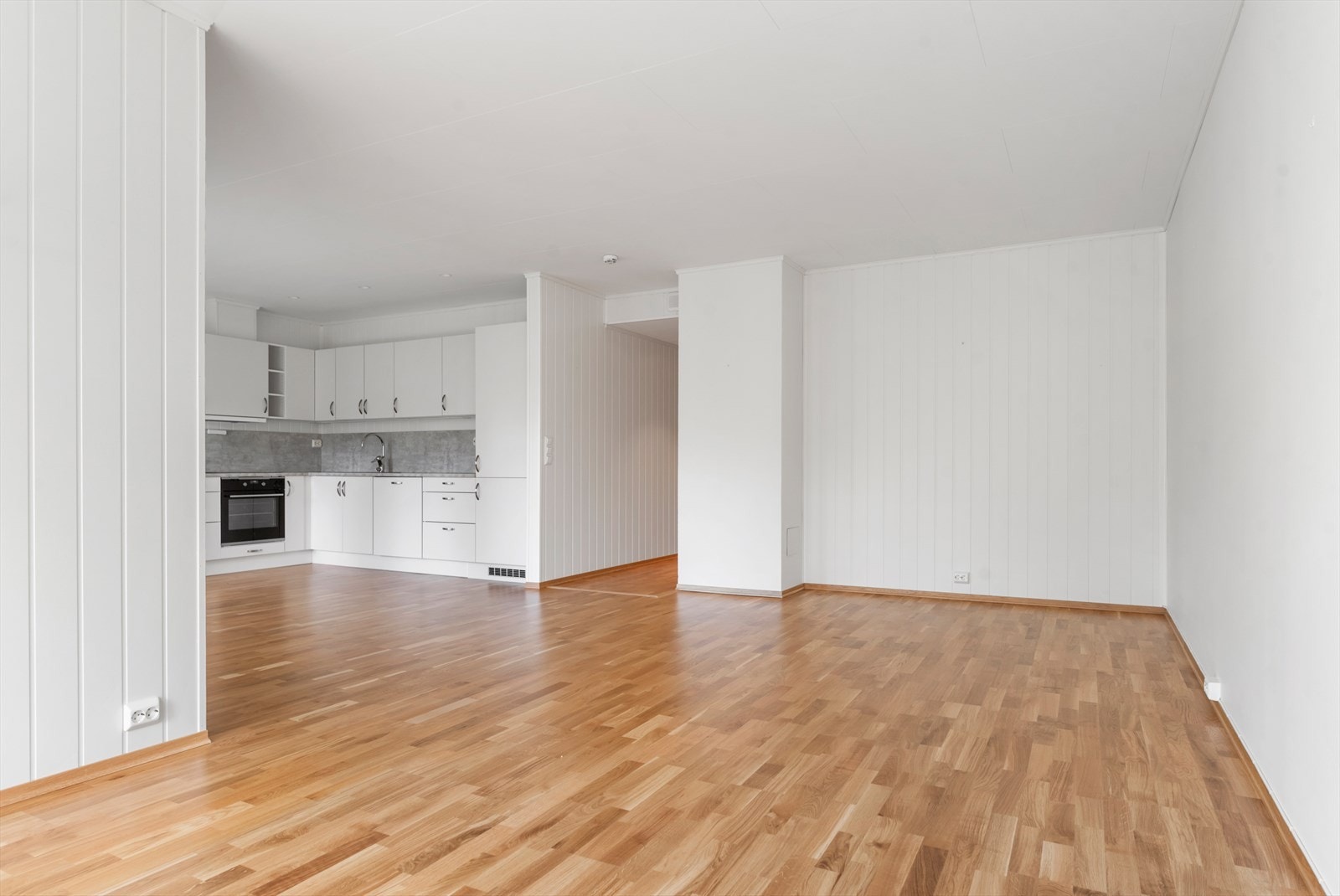 Romslig stue. Galleribilde