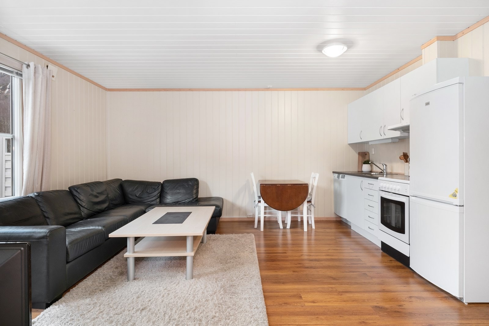 Leilegheita selgast med både kvitevare og møblar Galleribilde