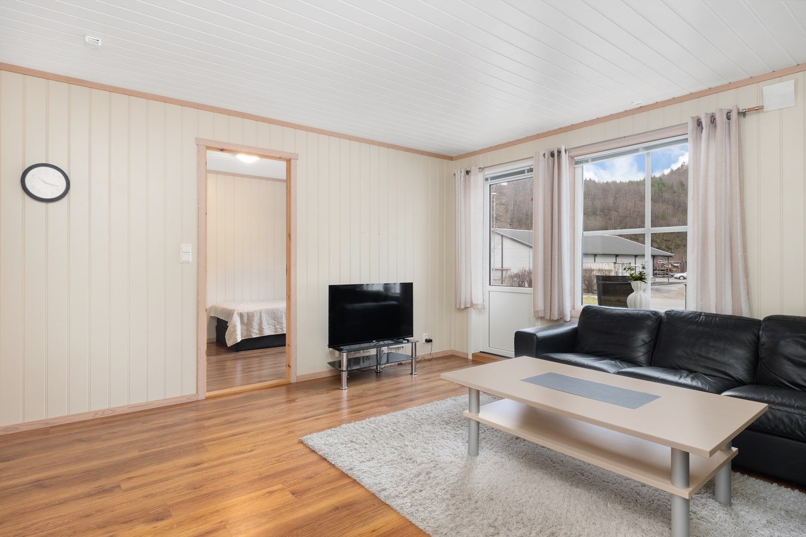 Frå stova kjem ein vidare inn på eit av to soverom, samt utgang til markterasse Galleribilde