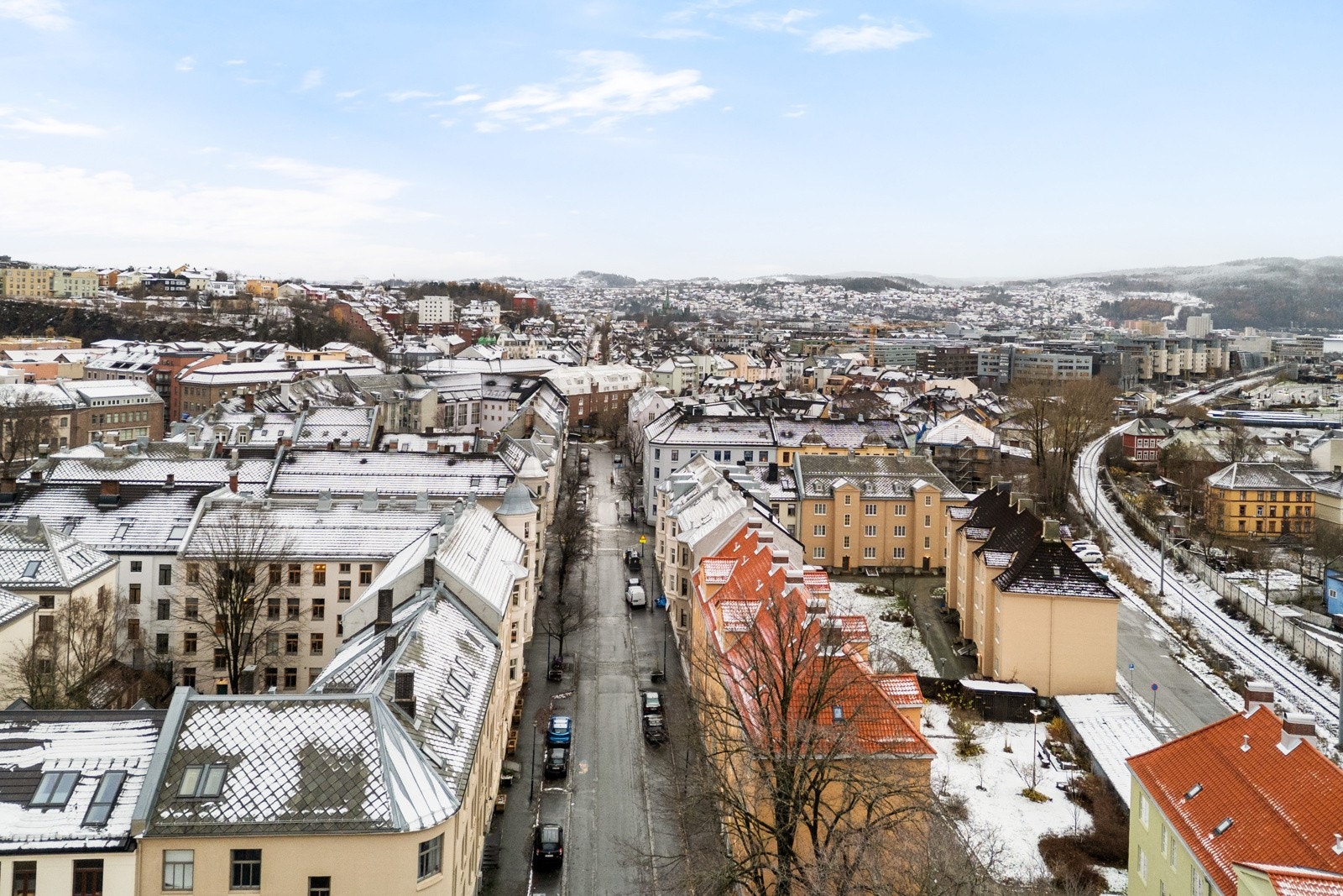 Leiligheten ligger i et meget attraktivt og sentrumsnært boområde på Lademoen. Beliggenheten kan by på herlig parkliv, sjarmerende kaféer og nærhet til kollektiv- og servicefunksjoner som gjør området svært ettertraktet for spesielt unge og studenter. Galleribilde