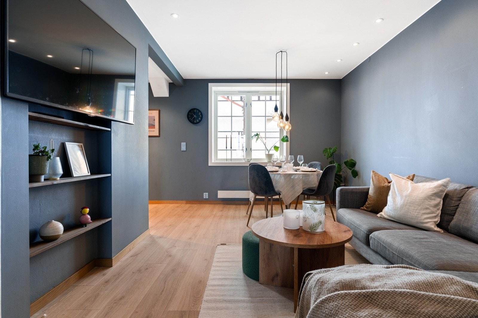 Rommet har en fin utforming som gir plass til både spisebord, sofagruppe og ytterligere møblering. Galleribilde