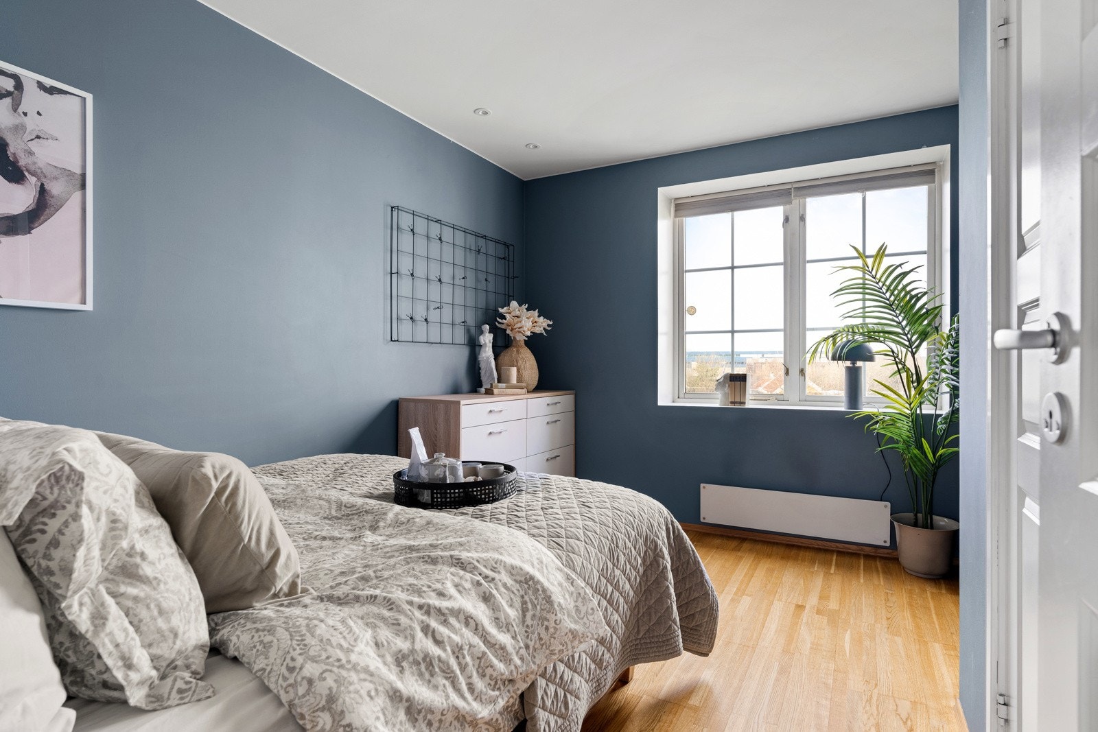 Store, klassiske vinduer sørger for rikt, naturlig lysinnslipp og gode luftemuligheter. Galleribilde