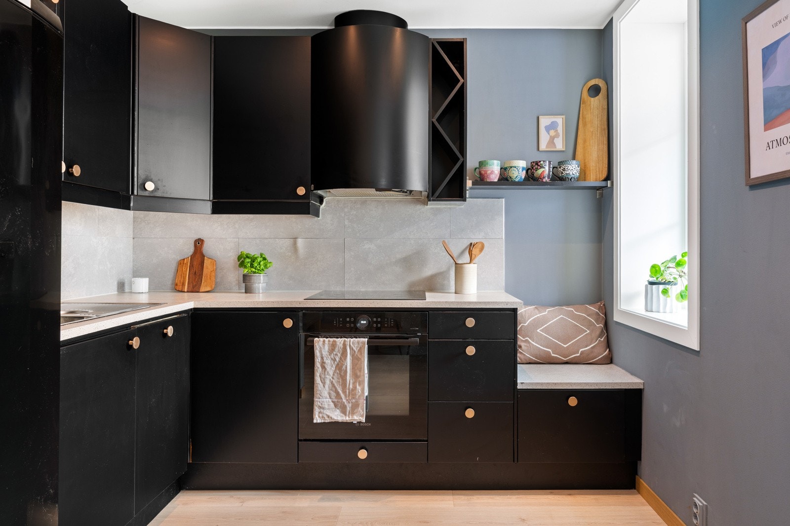 Leiligheten er innredet med et stilrent kjøkken i sort utførelse. Galleribilde