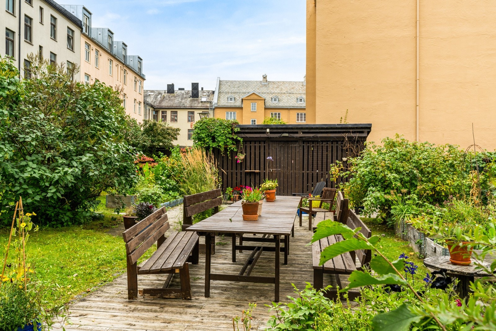Borettslaget har en pent opparbeidet felleshage i bakgården. Galleribilde