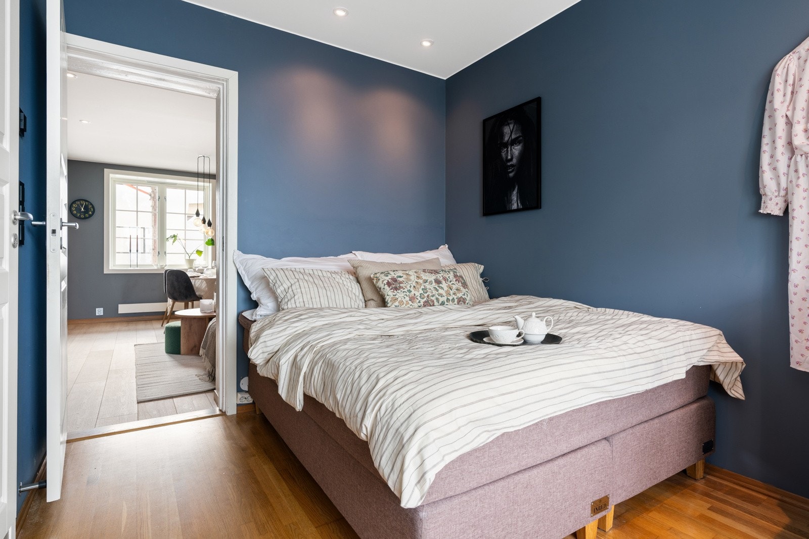 Soverommet er av romslig karakter på hele12 kvm. Her er det god plass til en stor dobbeltseng og tilhørende møblement. Galleribilde