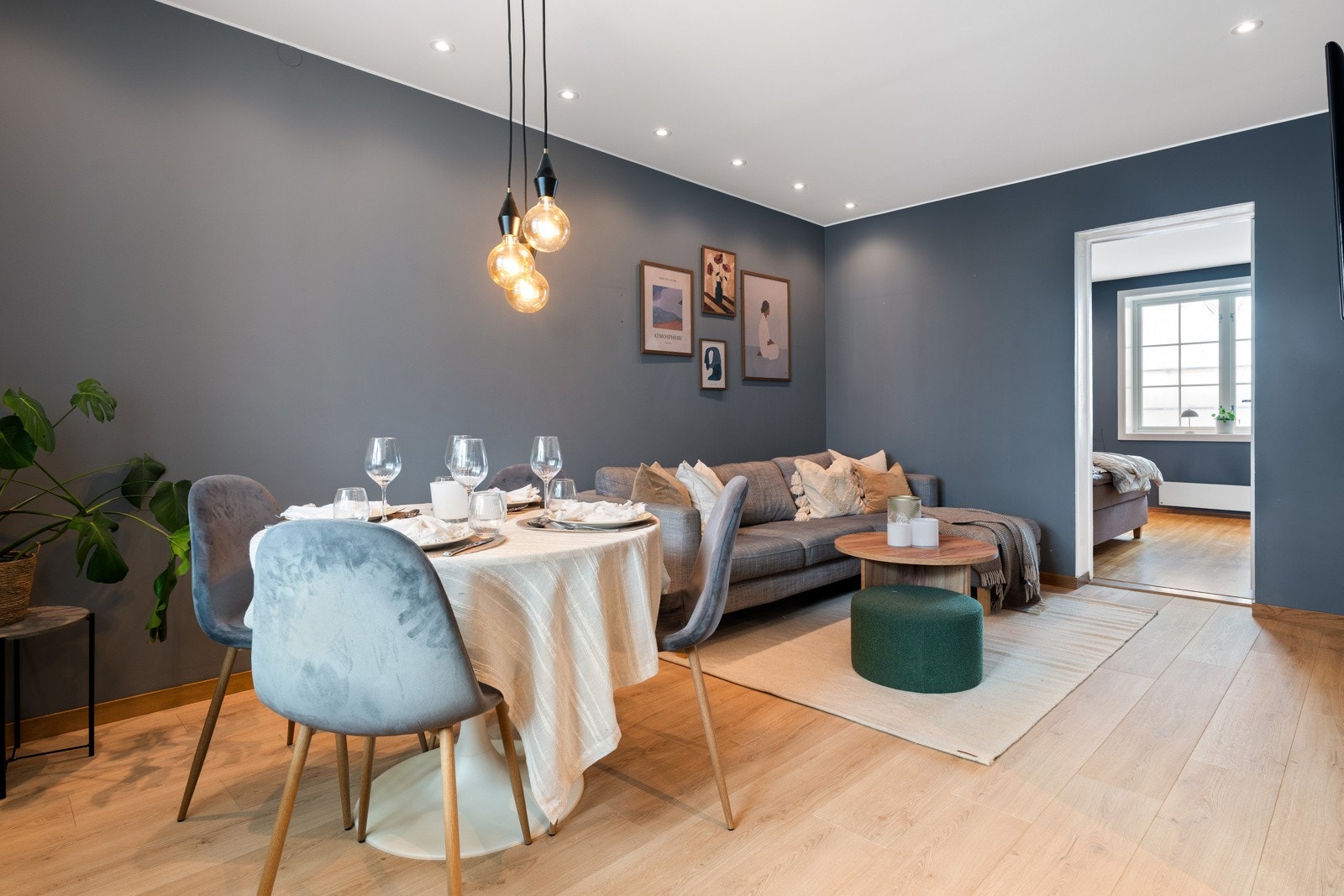 Leiligheten holder en gjennomgående god standard og kan blant annet by på gode oppbevaringsmuligheter, bad fra 2020 samt en særdeles romslig planløsning. Galleribilde