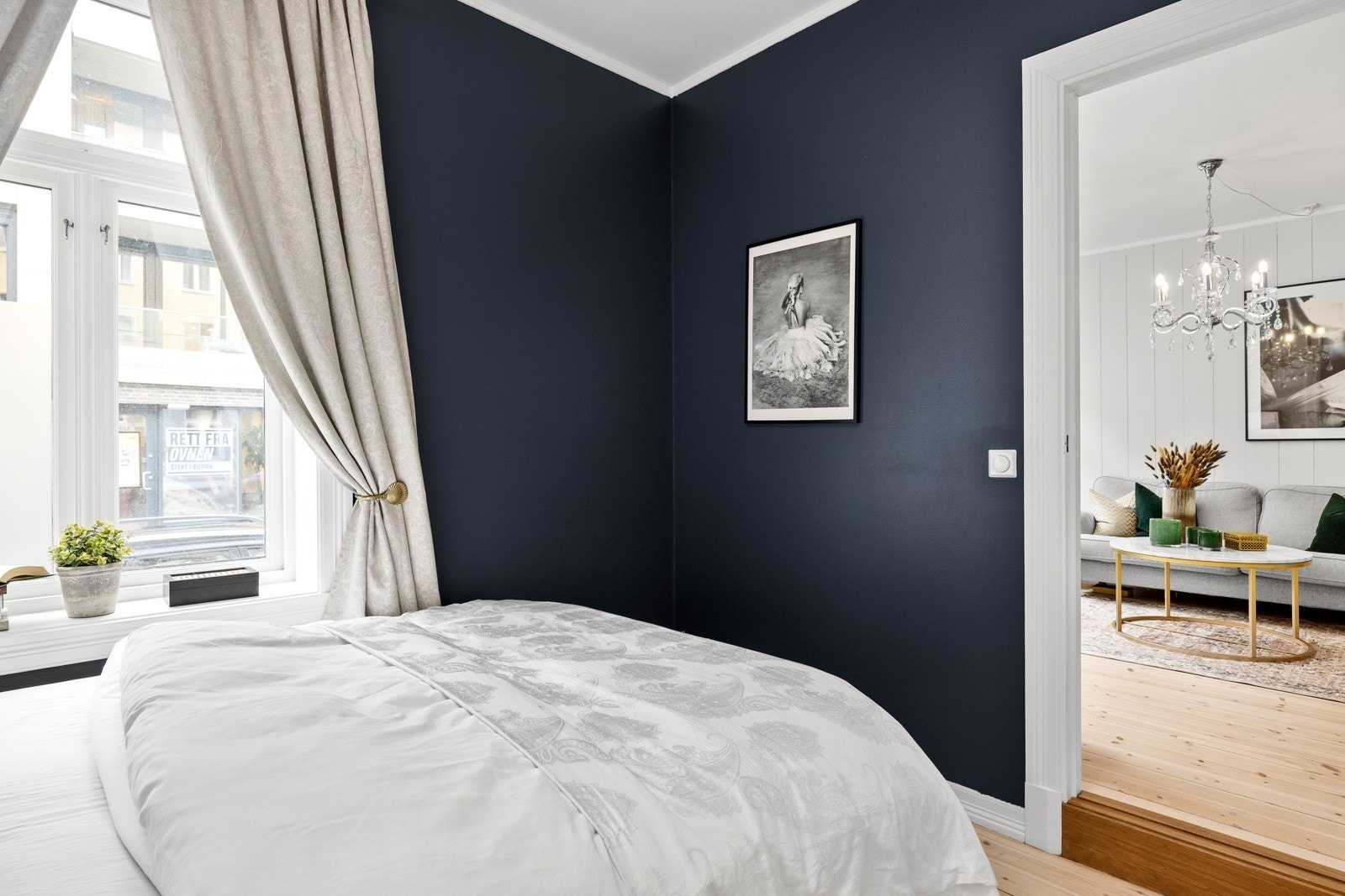 - Soverommet har plass til dobbeltseng, nattbord og kommode - Galleribilde