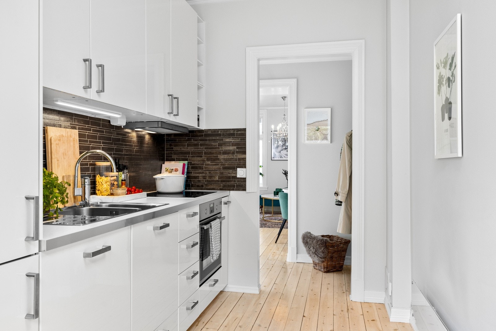 - Pen innredning fra 2016 med hvite, glatte fronter og god skap- og benkeplass - Galleribilde