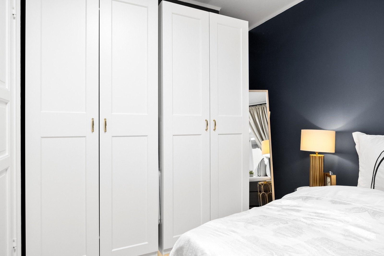 - Stort 4-dørs garderobeskap medfølger - Galleribilde