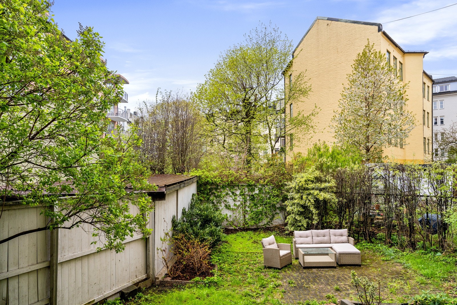 - Balkongen har ettermiddags- og kveldssol og vender mot hyggelig gårdsrom - Galleribilde