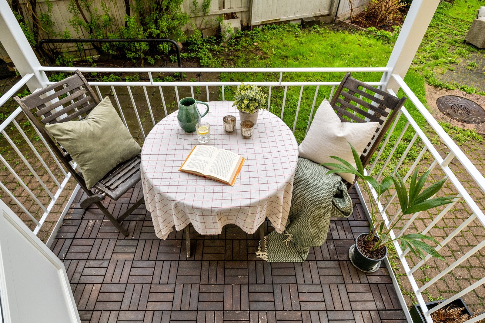 - Plass til sittegruppe, grill og beplantning - Galleribilde