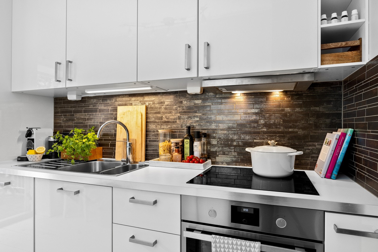 - Integrert induksjonstopp, stekeovn, oppvaskmaskin og kjøleskap med frysedel - Galleribilde