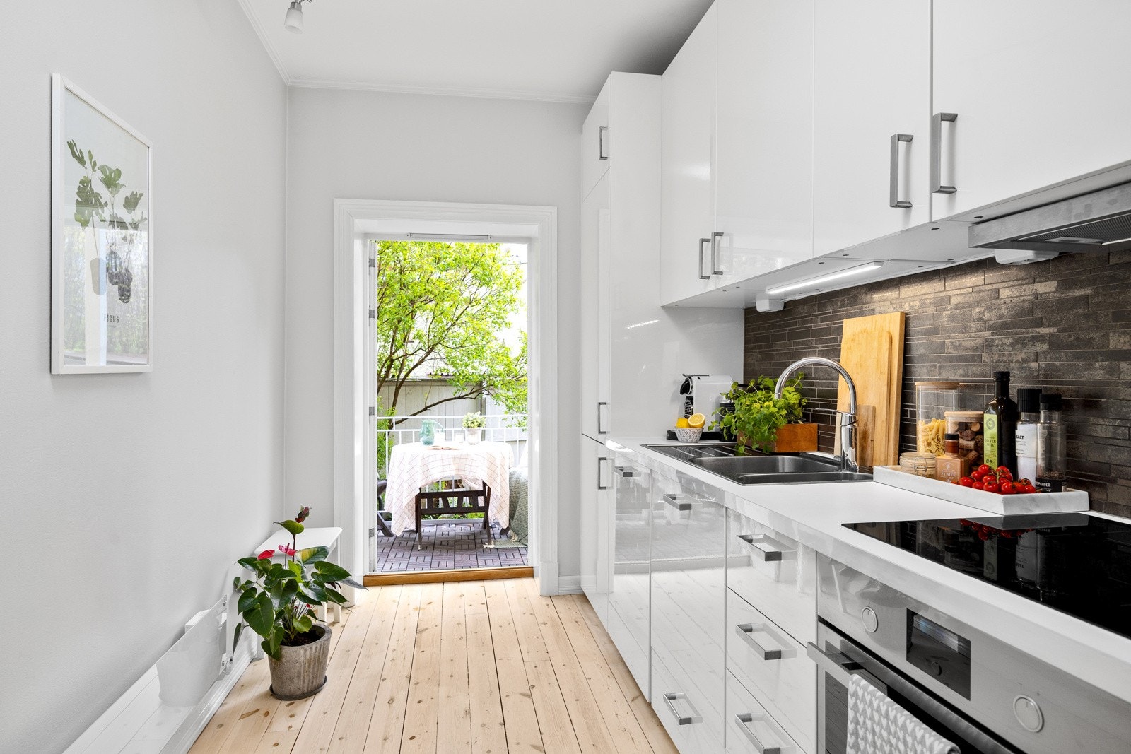 - Separat kjøkken med utgang til solrik balkong - Galleribilde