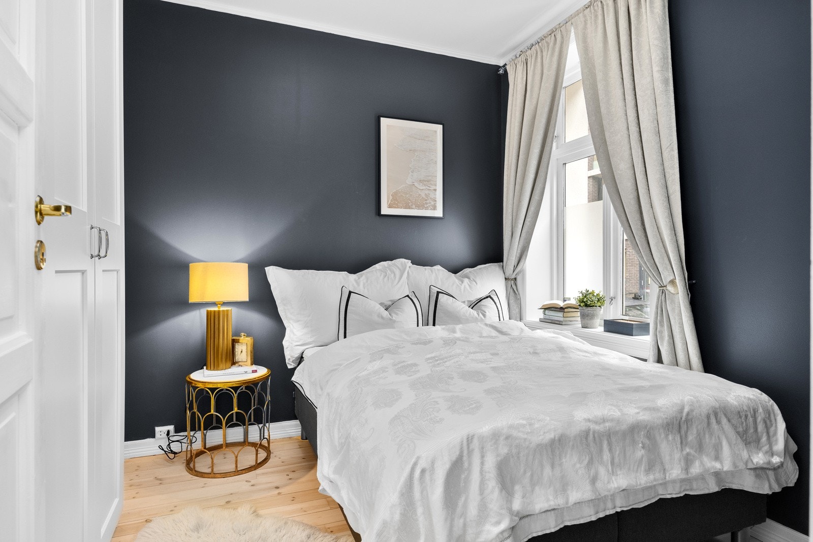 - Luftig soverom vendt mot rolig, trafikkstille og enveiskjørt gate - Galleribilde