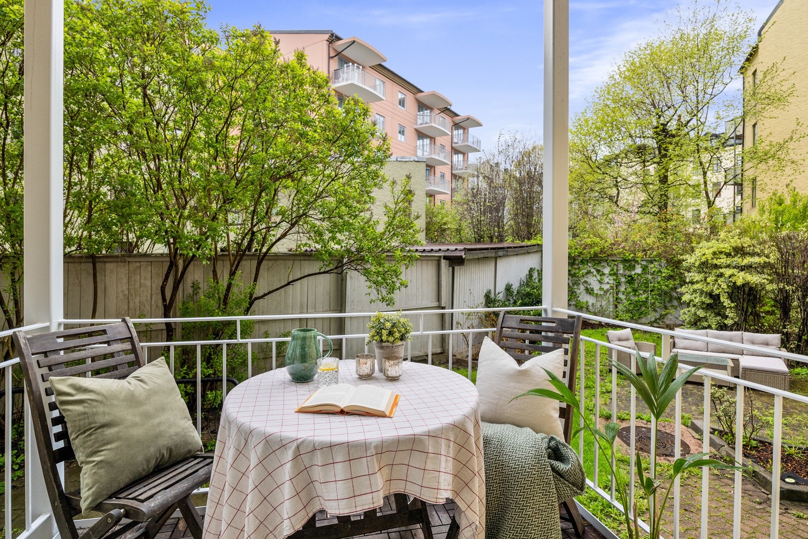 - Leiligheten ligger sentralt og rolig til mot indre gårdsrom og rolig, enveiskjørt gate på Grünerløkka - Galleribilde