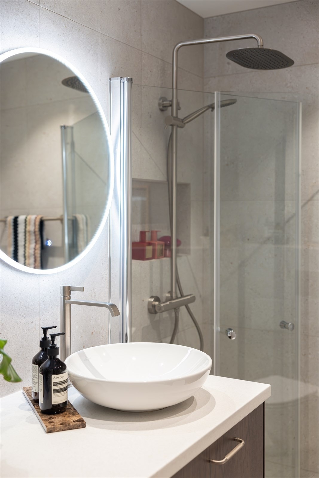 Spesiallaget hylle i dusjsonen - praktisk og lekkert! Galleribilde