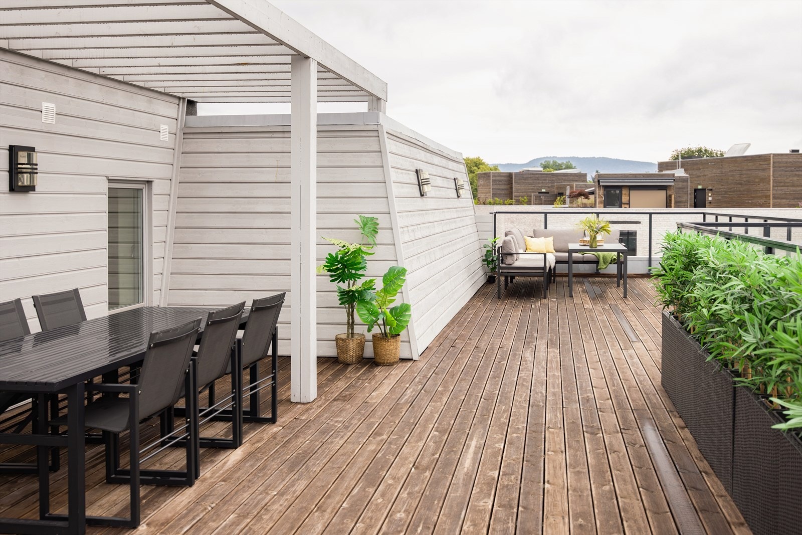 Beboerne har tilgang til en fantastisk takterasse innredet med flere sittegrupper og plantekasser. Galleribilde