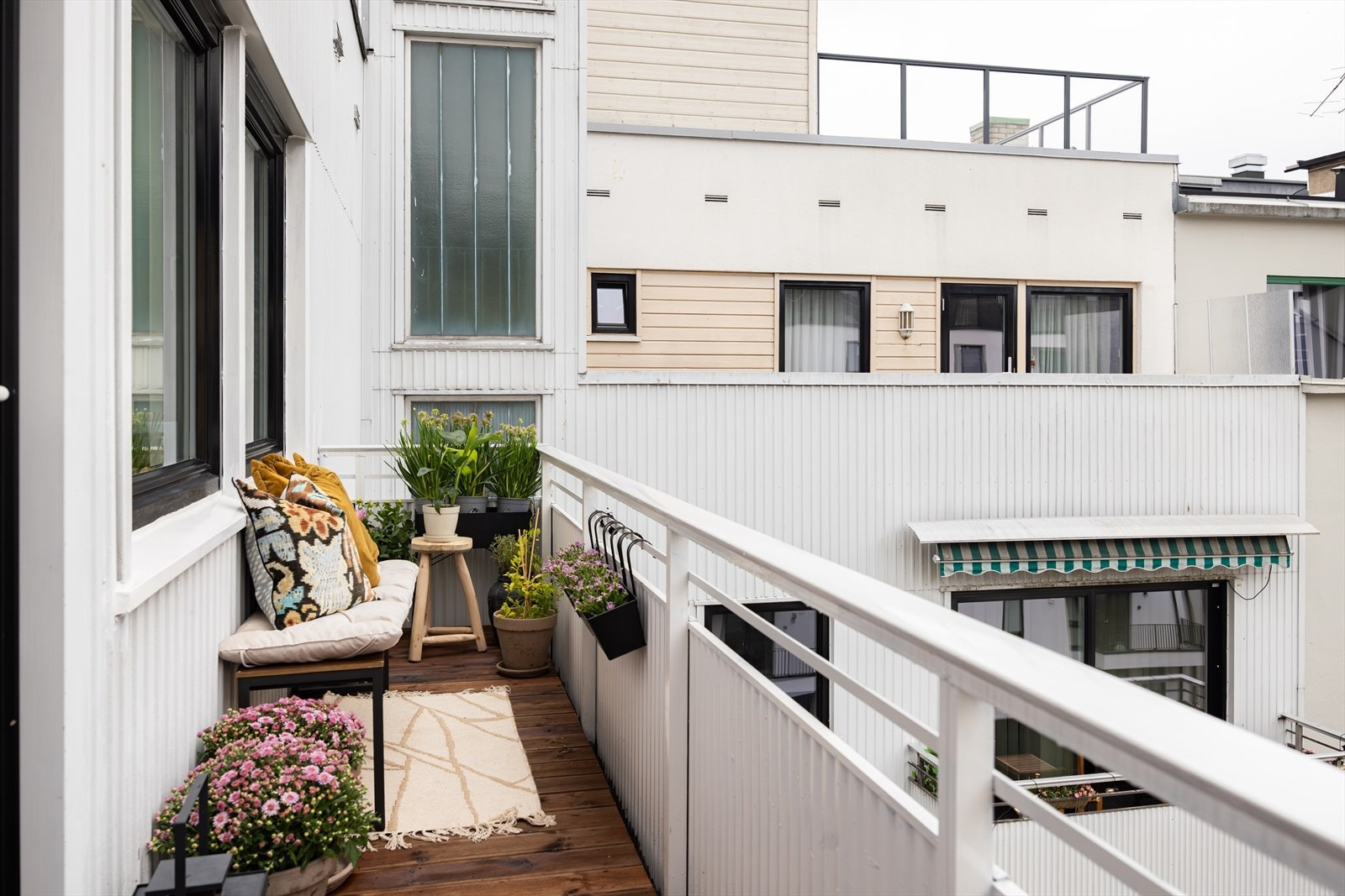 Super internbeliggenhet høyt og fritt i 5. etasje med heisadkomst - leiligheten er orientert sydvest, ut mot gårdsrom. Galleribilde