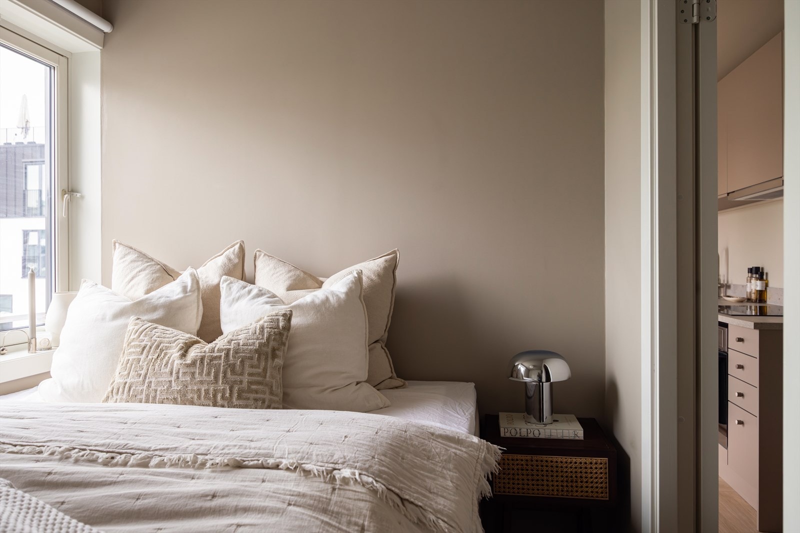 Lyst og delikat soverom med plass til dobbeltseng, nattbord og garderobe. Galleribilde